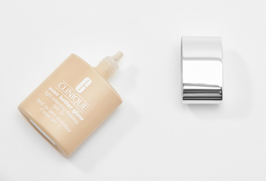 Clinique Lightweight Illuminating Fondation SPF15 Even Better Glow 10, Alabaster 30 ml Clinique Lightweight Illuminating Fondation SPF15 Even Better Glow