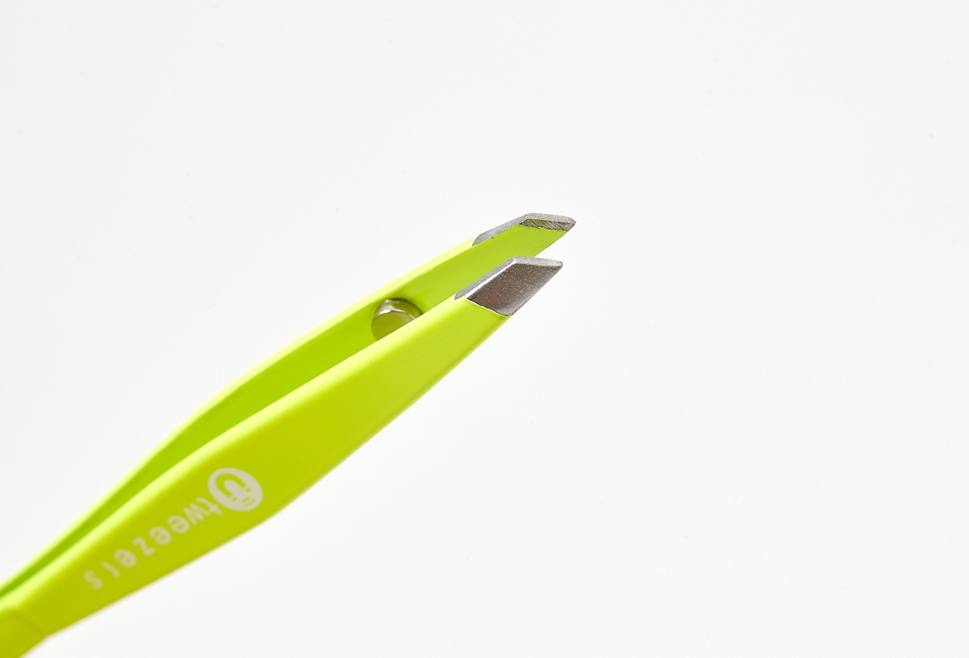 Beter Magnetic slanted eyebrow tweezers Magnetic tweezers 1 pcs Beter Magnetic slanted eyebrow tweezers Magnetic tweezers
