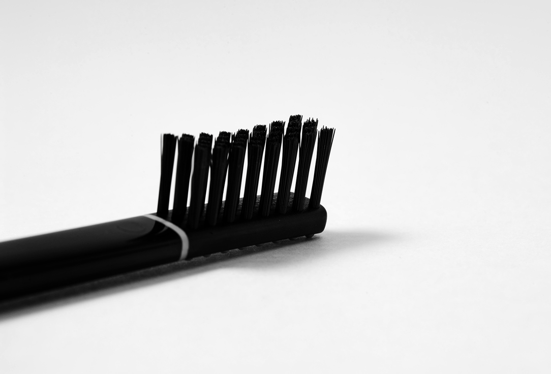 PIUMA Medium toothbrush with stand PERFECT BLACK