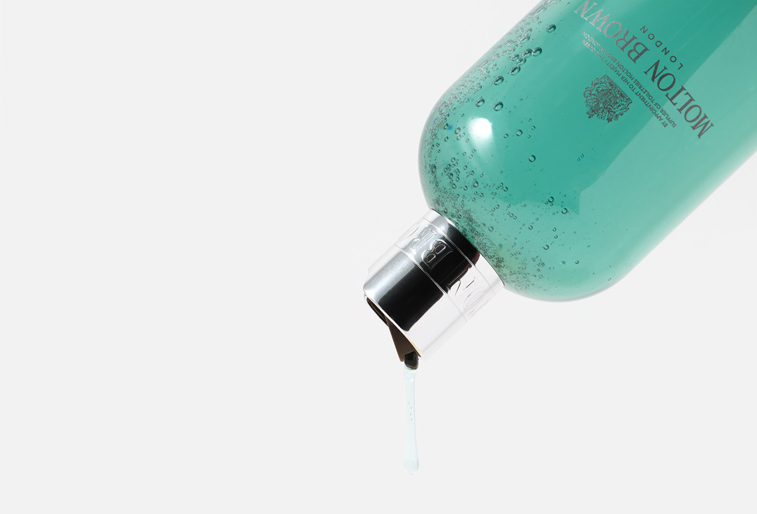 Molton Brown BATH & SHOWER GEL Coastal Cypress & Sea Fennel 300 ml Molton Brown BATH & SHOWER GEL Coastal Cypress & Sea Fennel