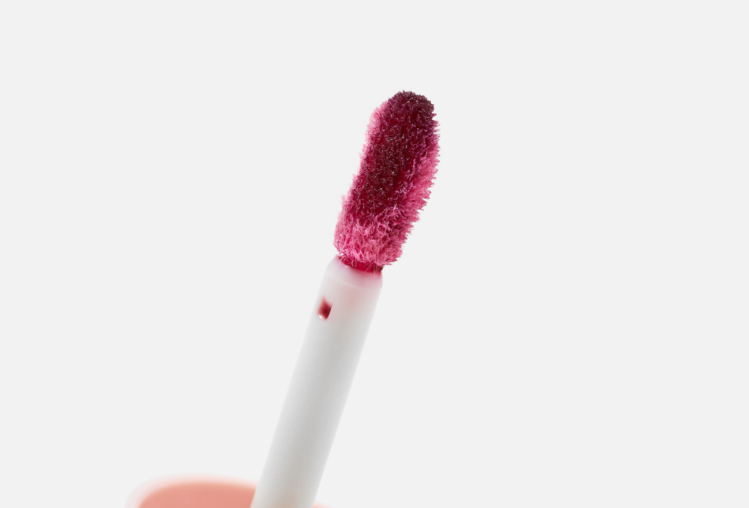 MOIRA Nourishing high-shine hydrating lip oil Glow Getter 005, Berry Berry 1 pcs MOIRA Nourishing high-shine hydrating lip oil Glow Getter