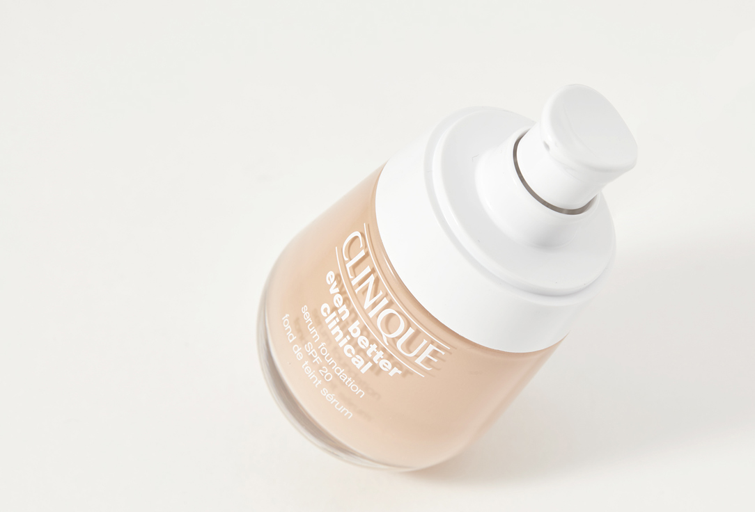 Clinique Moisturizing & Brightening Serum-Foundation SPF20 Even Better Clinical 40CN, Cream chamois 30 ml Clinique Moisturizing & Brightening Serum-Foundation SPF20 Even Better Clinical