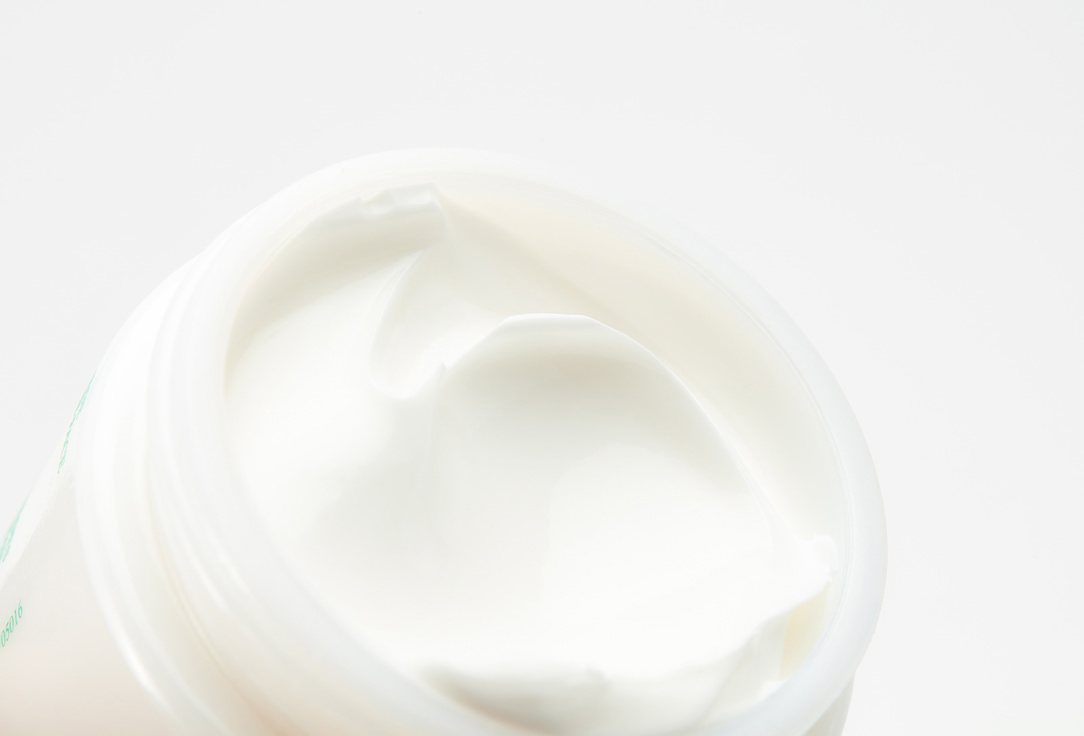 Valmont Revitalizing Face Mask Moisturizing with a mask
