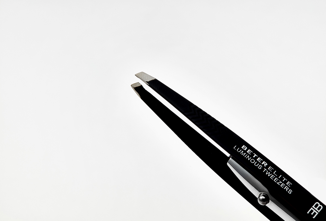 Beter Eyebrow Tweezers Elite Tweezers With Light, Slanted Tip 1 pcs Beter Eyebrow Tweezers Elite Tweezers With Light, Slanted Tip