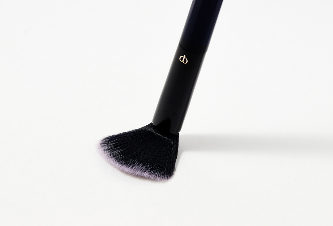 Clé de Peau Beauté Face Makeup Brush Powder & CreamBlush 1 Clé de Peau Beauté Face Makeup Brush Powder & CreamBlush