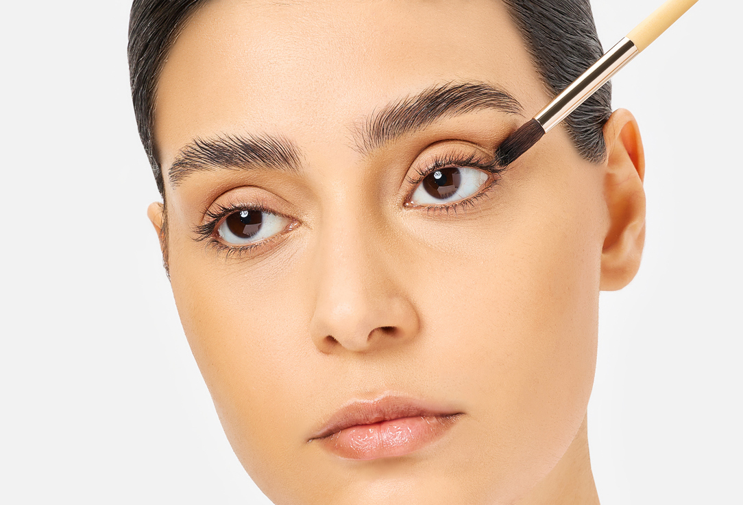 Clarins Eyeshadow brush Dense + Round Eyeshadow Brush 1 pcs Clarins Eyeshadow brush Dense + Round Eyeshadow Brush