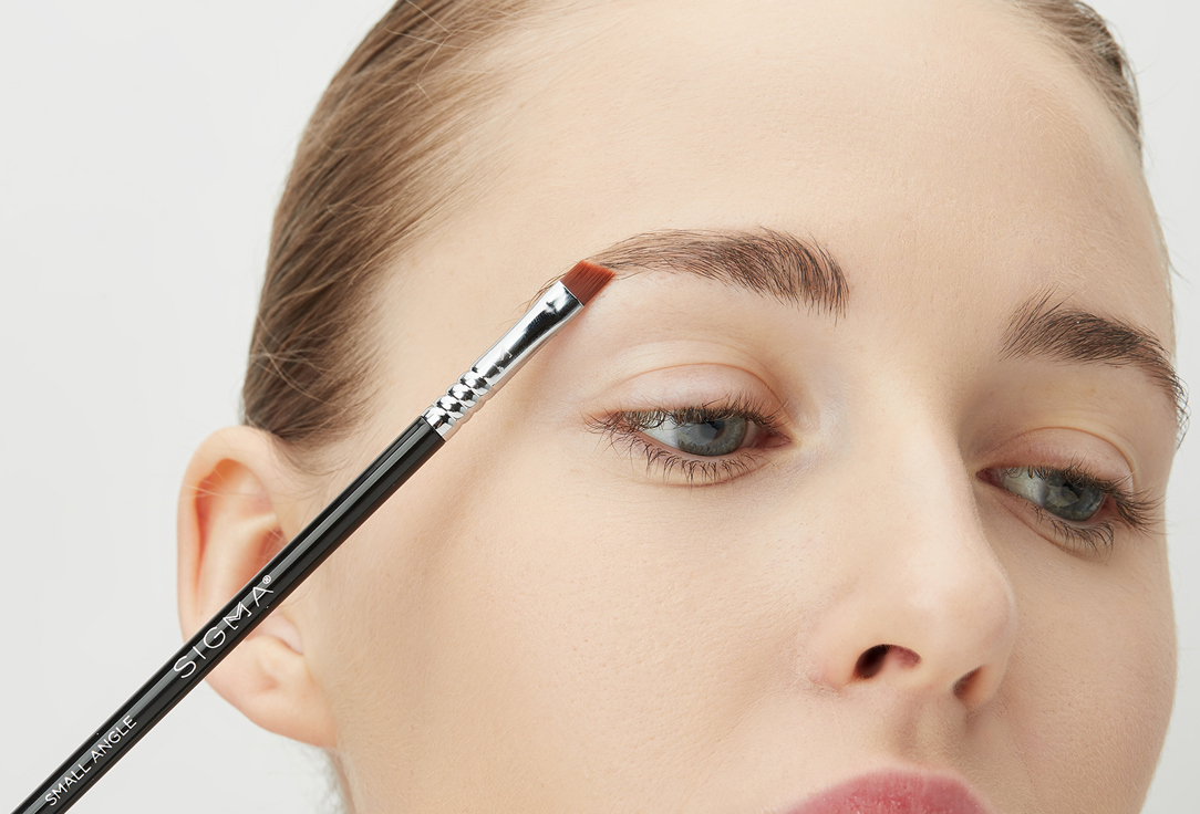 SIGMA BEAUTY SMALL ANGLE BRUSH E65