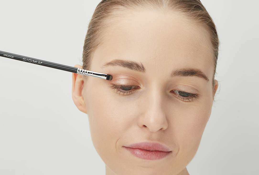 SIGMA BEAUTY SMUDGE BRUSH E21
